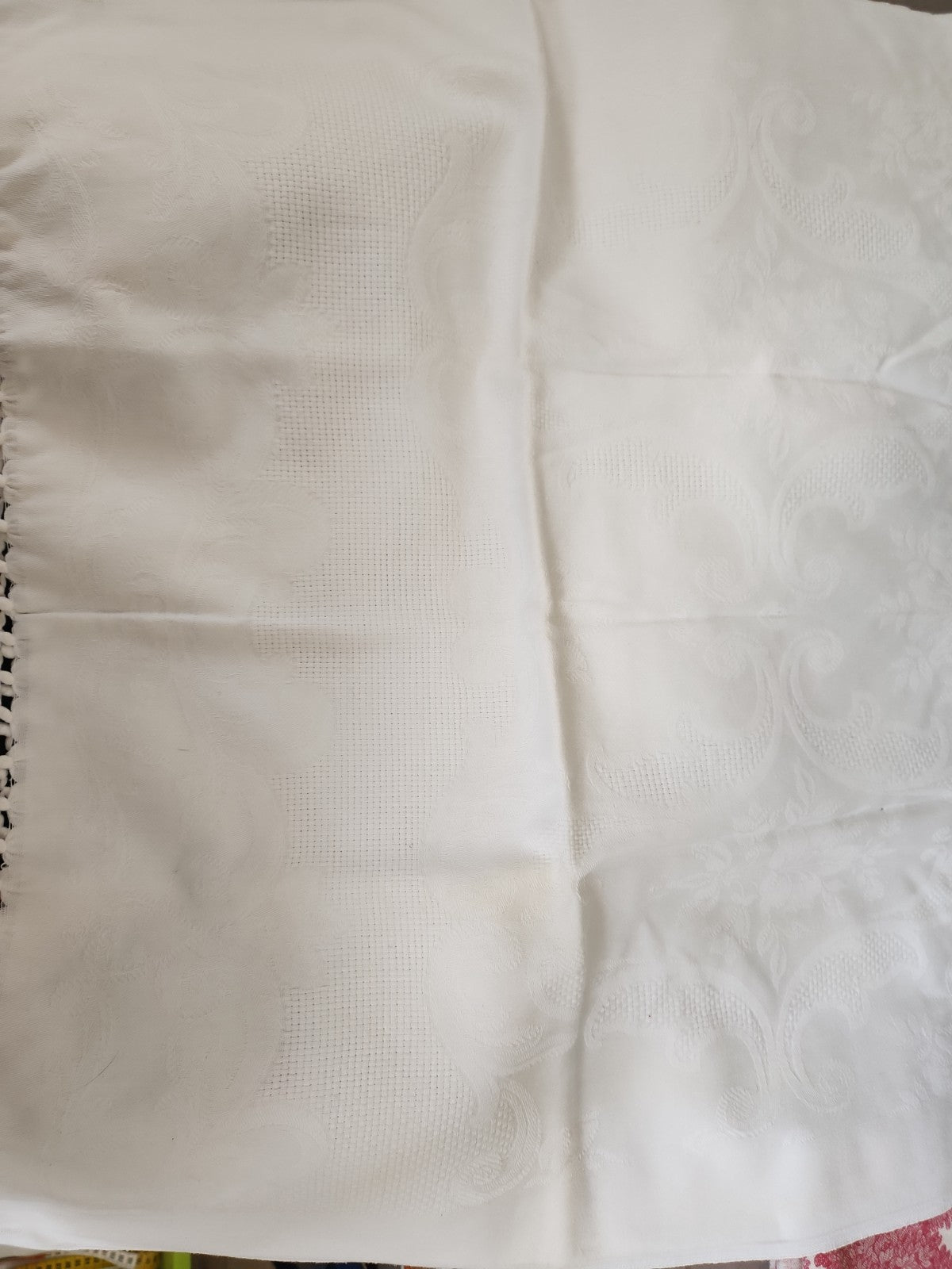 Ancien cache torchon ou serviette frangée blanc damassée B6
