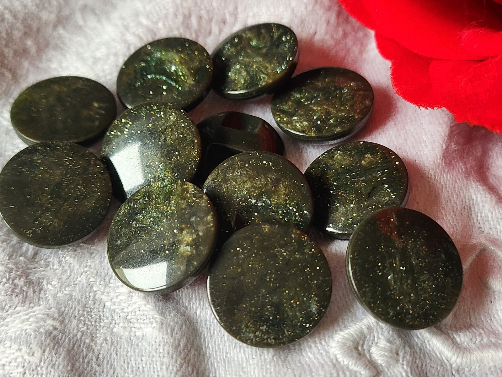 Lot 12 boutons vintage vert paillette inclusion 1,7 cm ref 5844