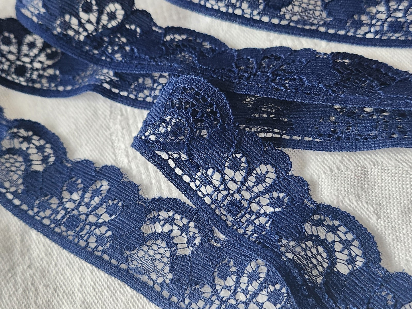 Dentelle vintage  bleu 2 métres 80 sur 2,5 cm A2