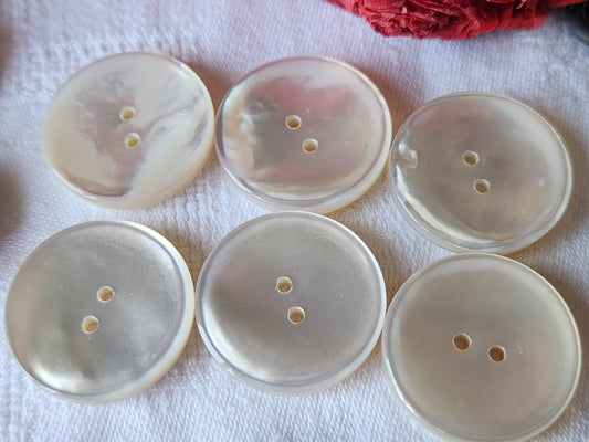 Lot 6 gros boutons anciens en nacre laiteuse 2,8 cm ref 5389