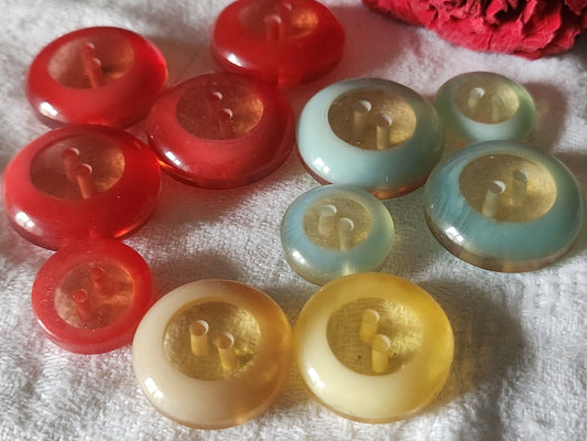 Lot 11  boutons vintage panaché rouge bley 1,8 cm à 2,5 cm ref 5289