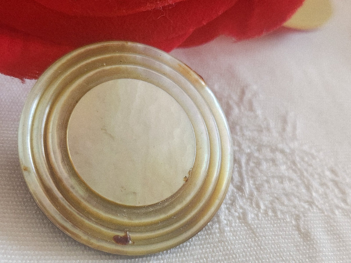 Gros bouton en nacre travaillé pied 2,8 cm ou 28 mm  ancien vintage G3C