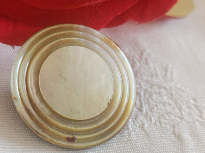 Gros bouton en nacre travaillé pied 2,8 cm ou 28 mm  ancien vintage G3C