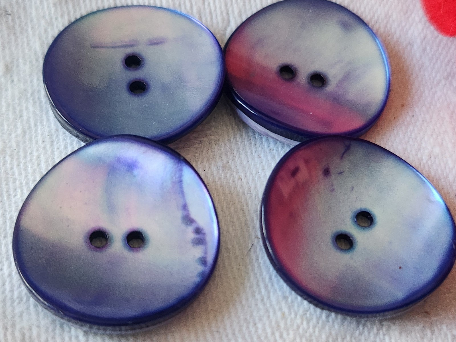 Lot 4  boutons vintage en nacre bleu 2,2 cm ref 749