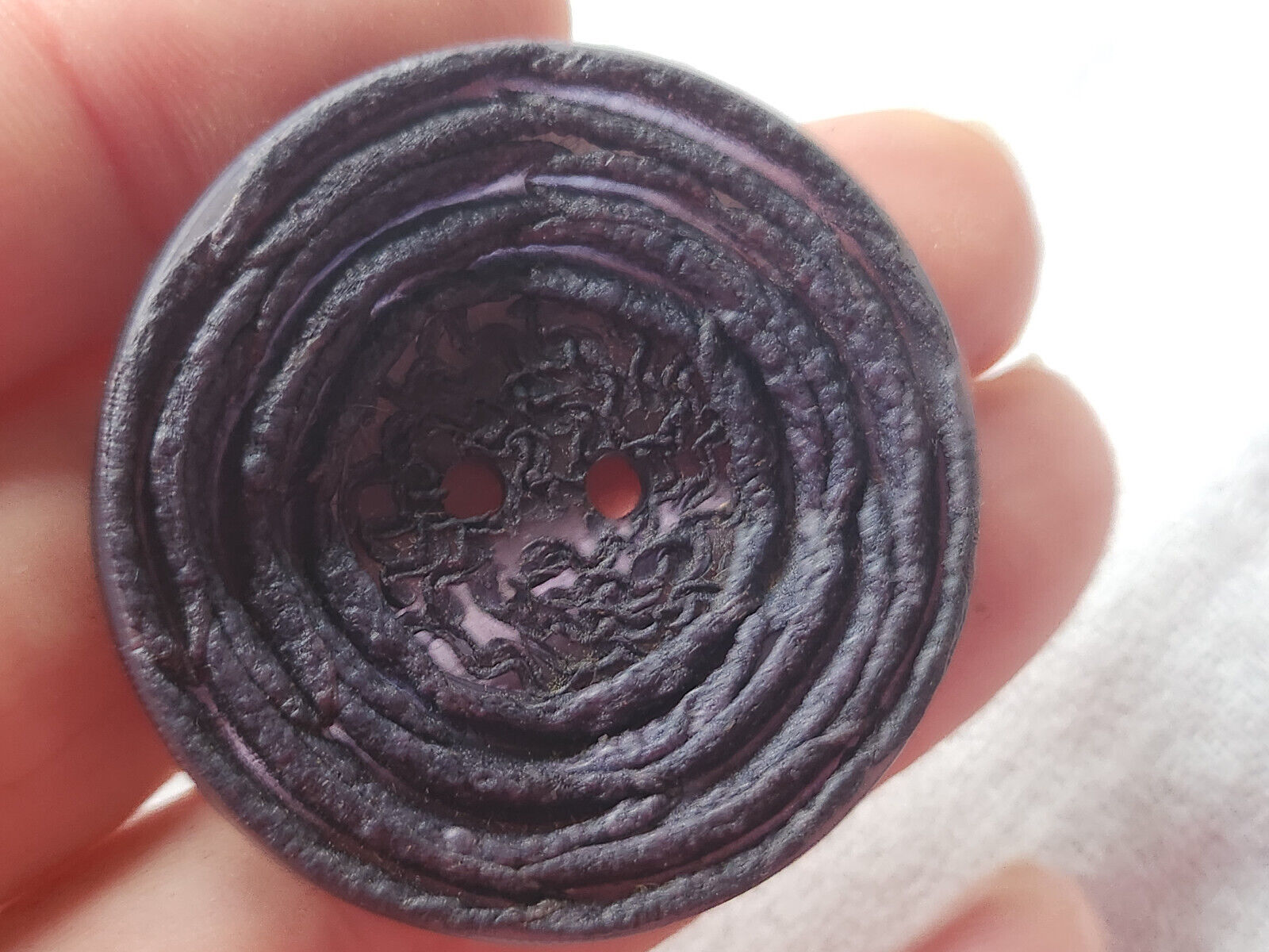 Gros bouton ancien vintage violet  foncé résine XXL 4,3 cm ref 3314