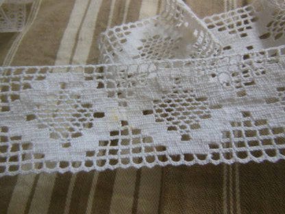 Dentelle large ancienne coton entre deux main 1 métre 15 sur 4 cm  T14-75