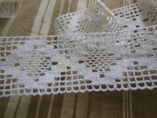 Dentelle large ancienne coton entre deux main 1 métre 15 sur 4 cm  T14-75