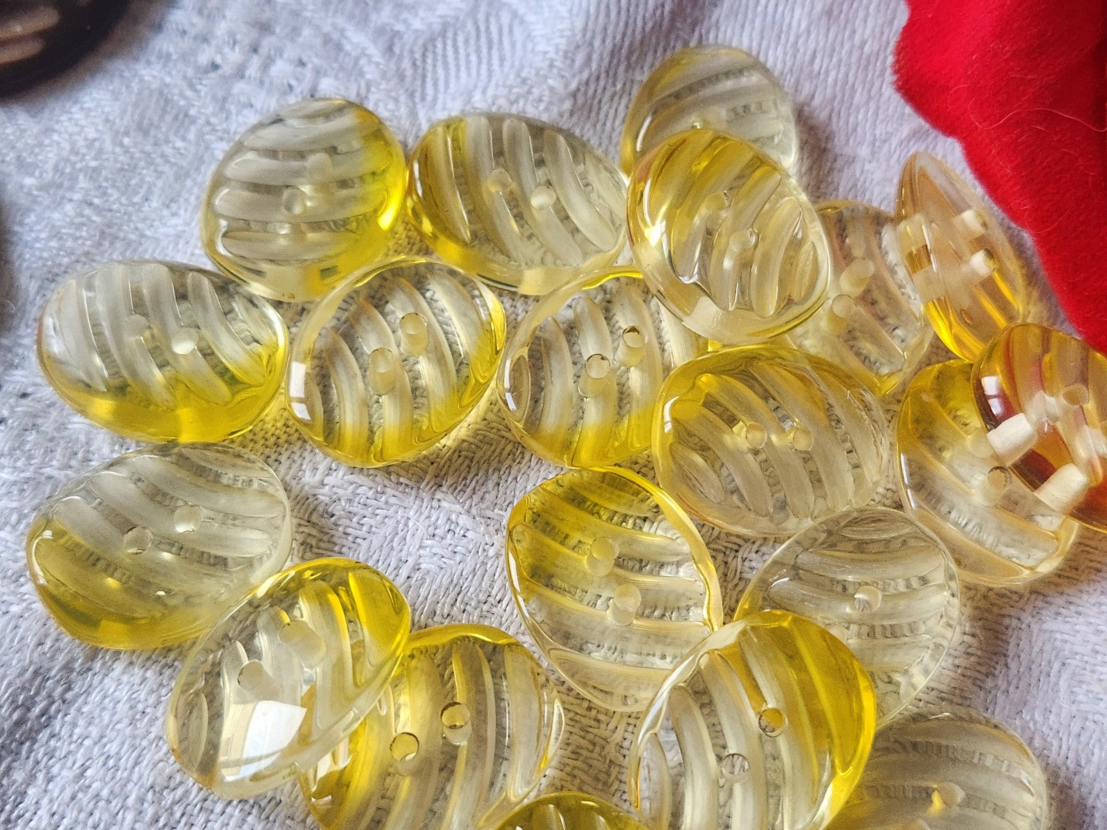 Lot 10 boutons vintage jaune caùaieu ovale strié 1,4 sur 1,8 cm ref 5682