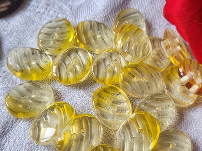 Lot 10 boutons vintage jaune caùaieu ovale strié 1,4 sur 1,8 cm ref 5682