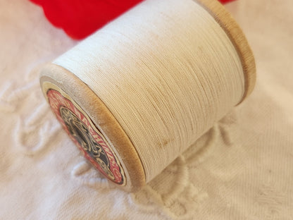 Bobine ancienne en bois fil blanc mercerie à l'hamecon poids: 38 grammes T2