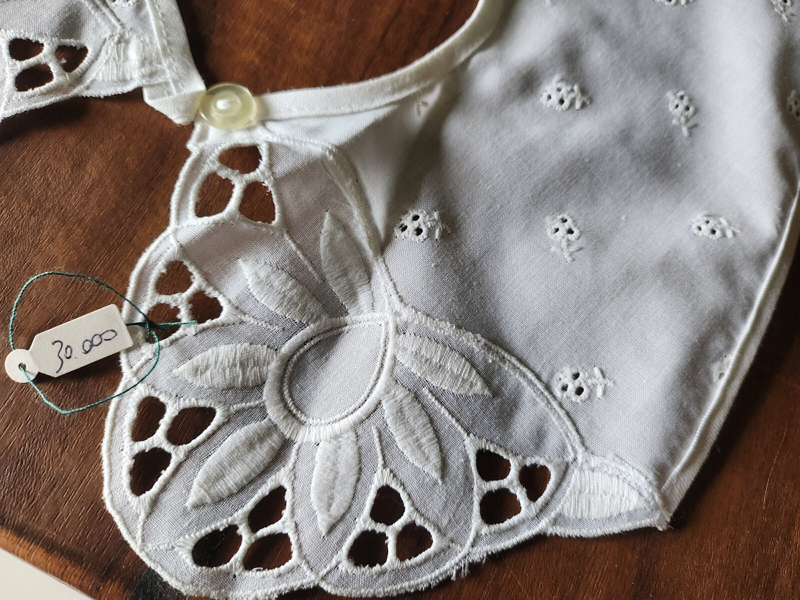 Ancien  col en tissu broderie fleur  travaillé blanc B1-65