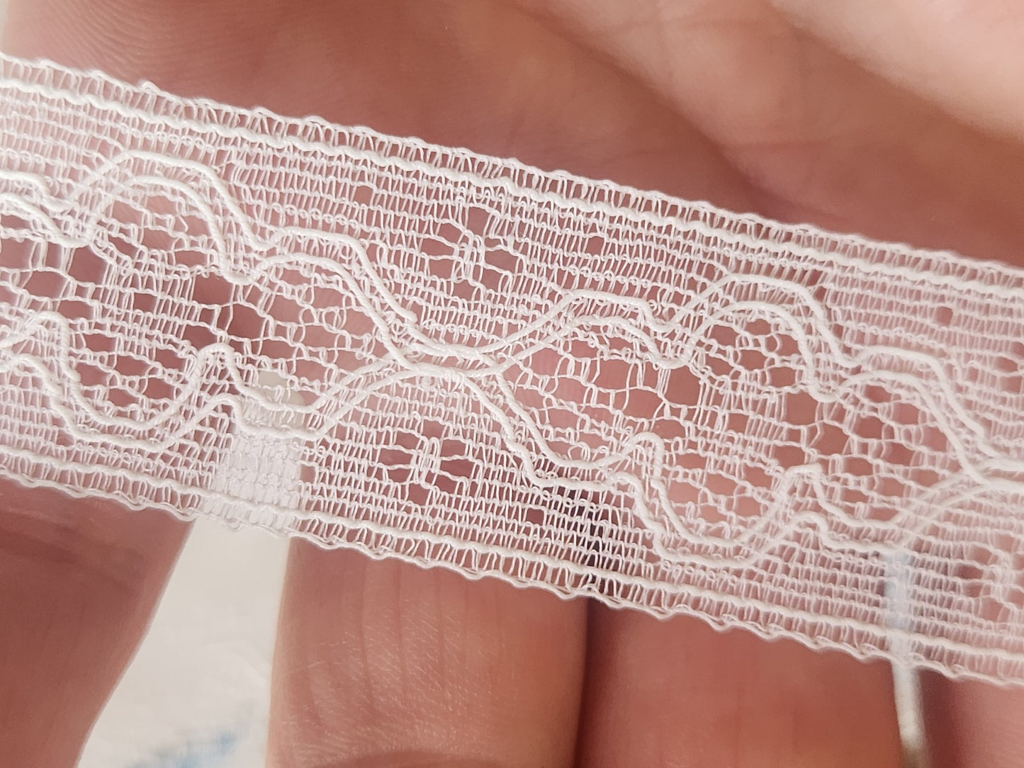 Dentelle ancienne made in France entre deux 3 mètres sur 2,4 cm A5