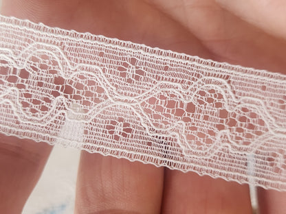 Dentelle ancienne made in France entre deux 3 mètres sur 2,4 cm A5