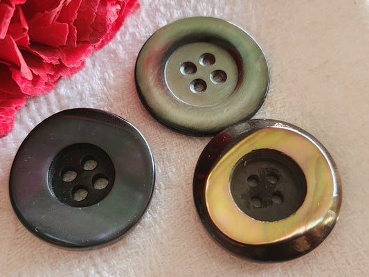 Trio gros boutons anciens en nacre à trou  diamètre 2,6 / 2,7   cm G10N