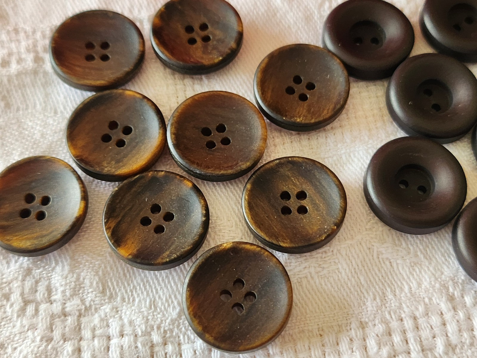 Lot 17 boutons vintage marron deus series trous 1,7 cm ref 5982