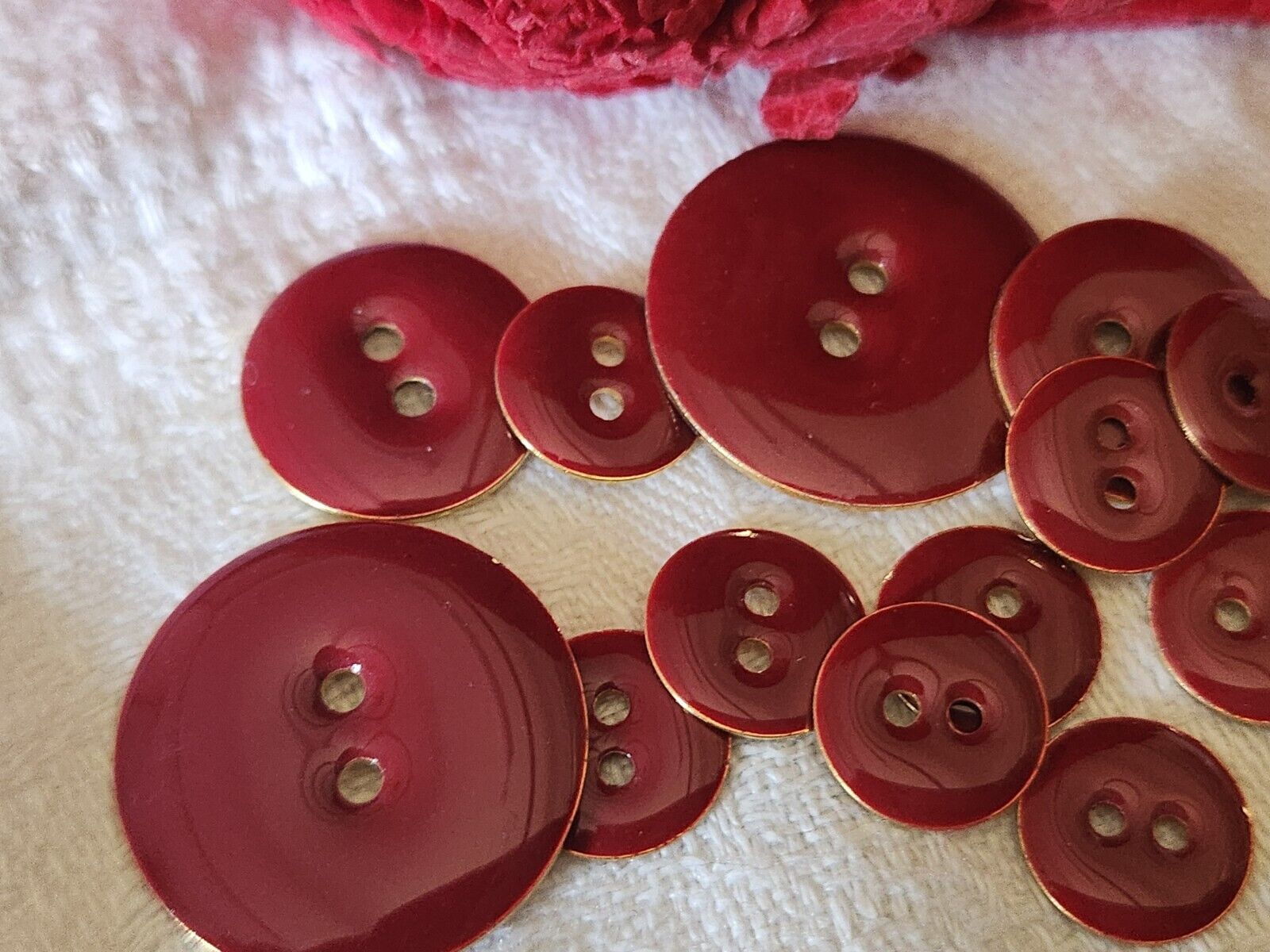 Lot 15  boutons vintage en métal rouge trou panaché 1 à 2,1 cm ref 2170