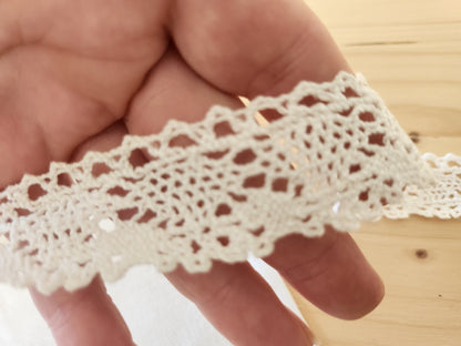 Dentelle ancienne coton grande longueur 8 mètres 60 sur 2,9 cm   T3-43