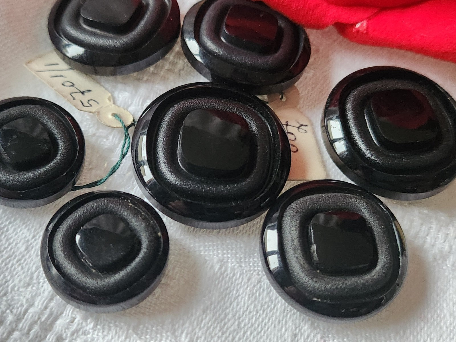 Lot 7  boutons vintage noir etiquette panaché pied 1,9 à 2,6 cm  ref 2314