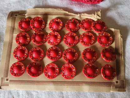 Plaque lot 24 boutons anciens en verre rouge peint superbe  1,8 cm pied