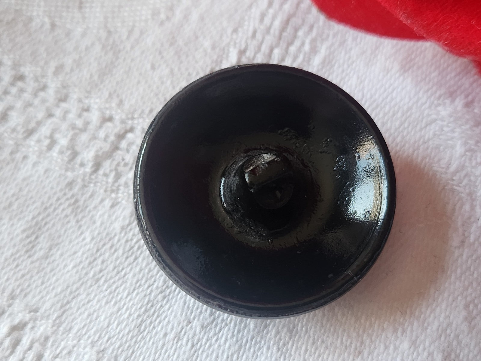 Gros bouton ancien en verre noir cuivré volume 3 cm pied G17L