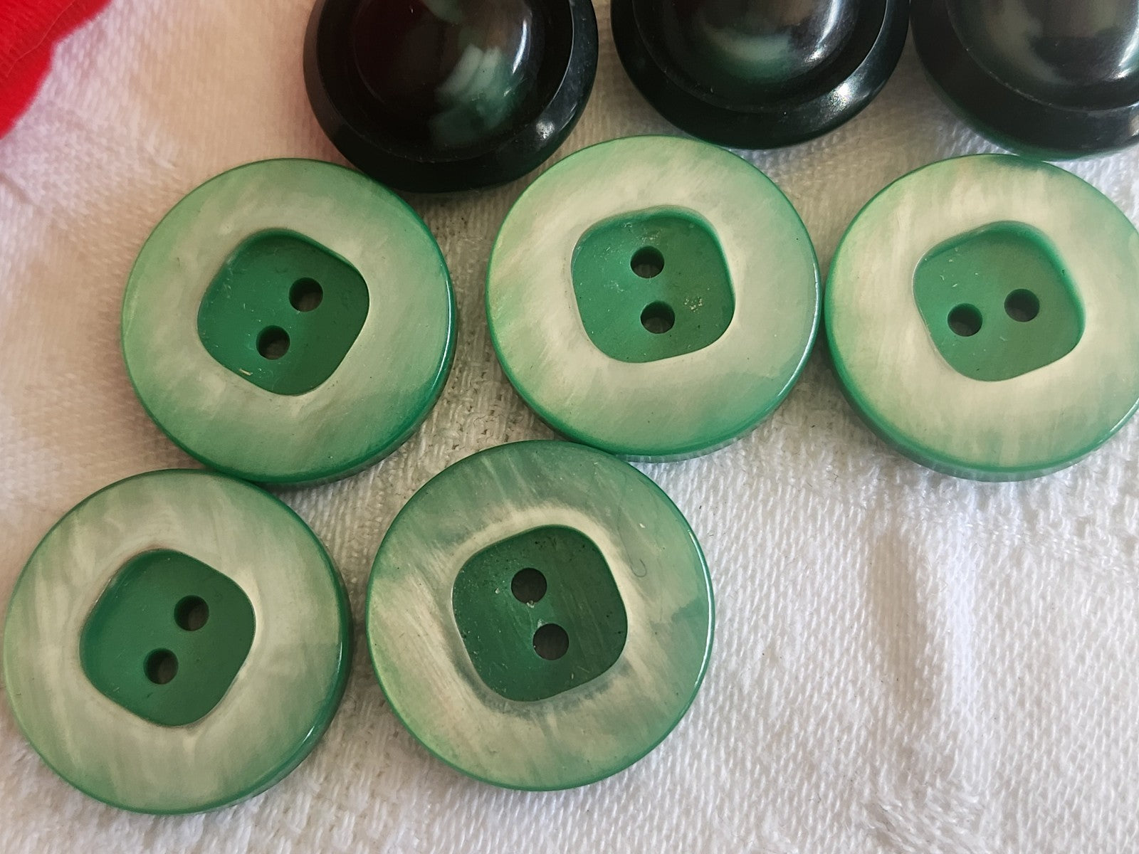 Lot 10 boutons vintage vert deux series 1,9 et 2,1 cm ref 2766
