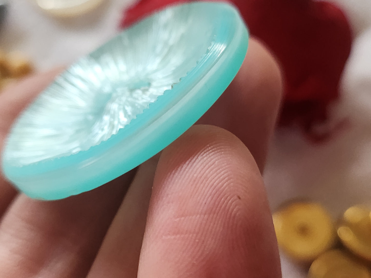 Enorme bouton vintage bleu lumineux texturé 4 cm ou 40 mm ref 2779
