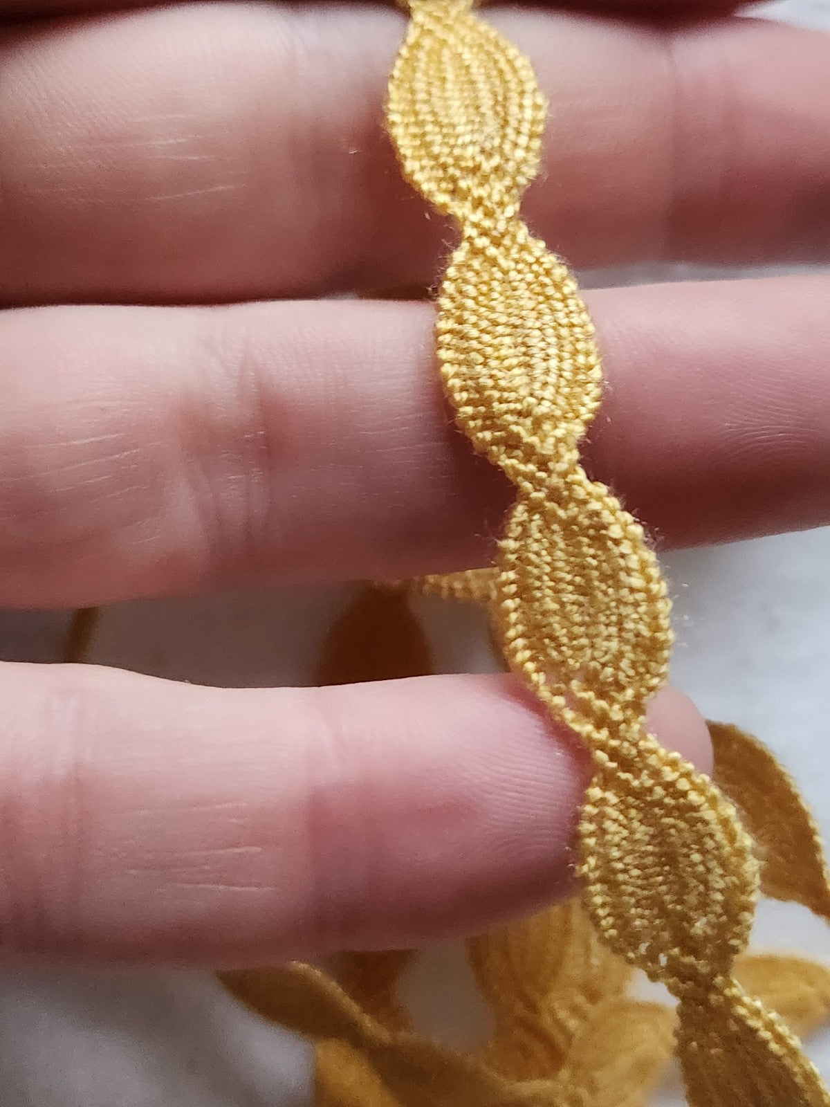 Dentelle galon vintage  jaune coton 3 métres sur 1 cm A2
