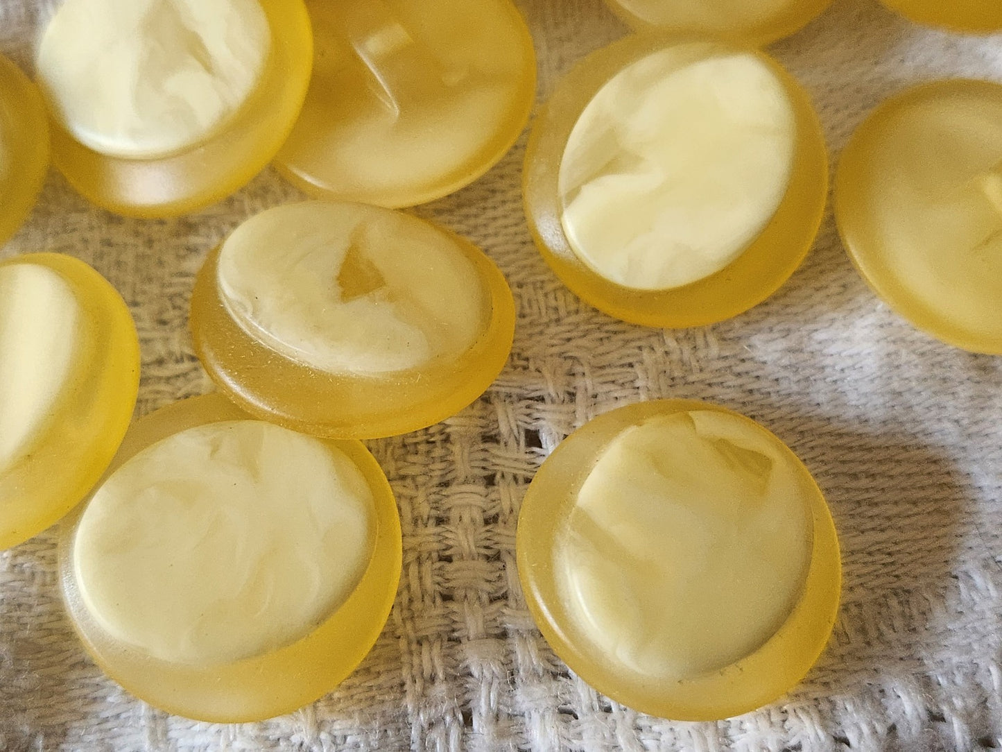 Lot 12  boutons vintage creme mat  pied 1,7 cm ref 3192