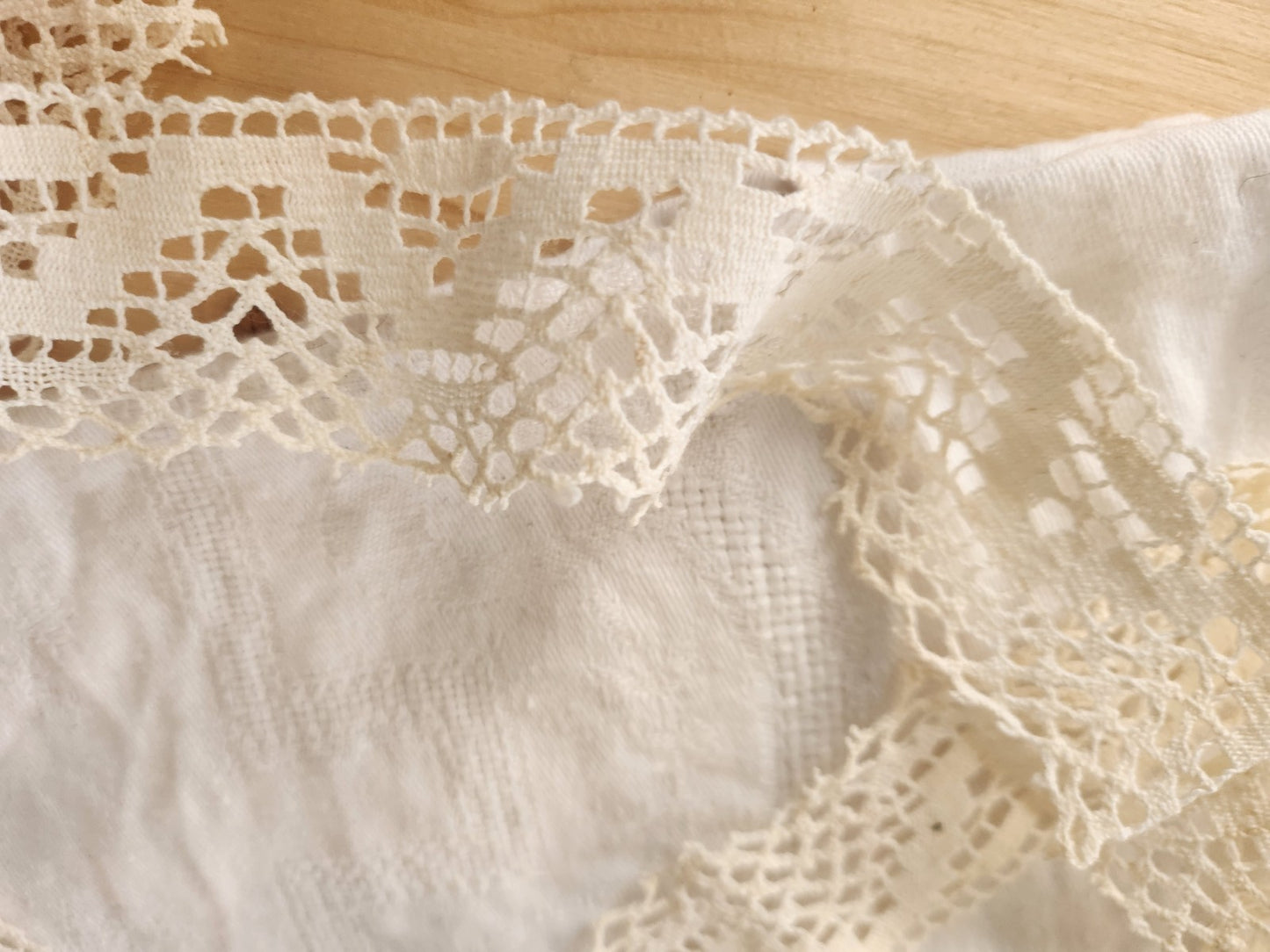 Dentelle ancienne fait  jolie large 1 mètre 50  sur 3,9 cm T1-20