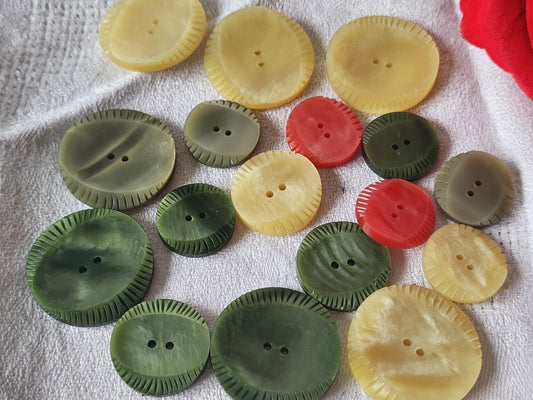 Lot 16 boutons vintage panaché asssortiment  1,8  à  2,8 cm ref 3264