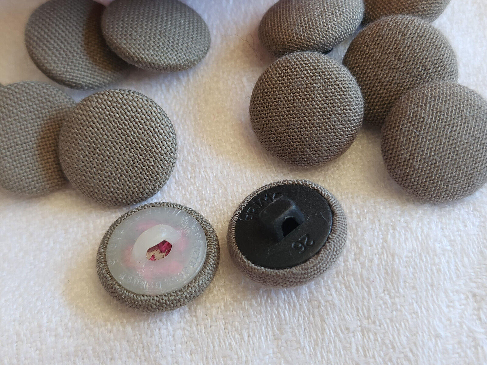 Lot 10 boutons vintage recouvert de tissu gris 1,5 et 1,6 cm panaché ref 5047