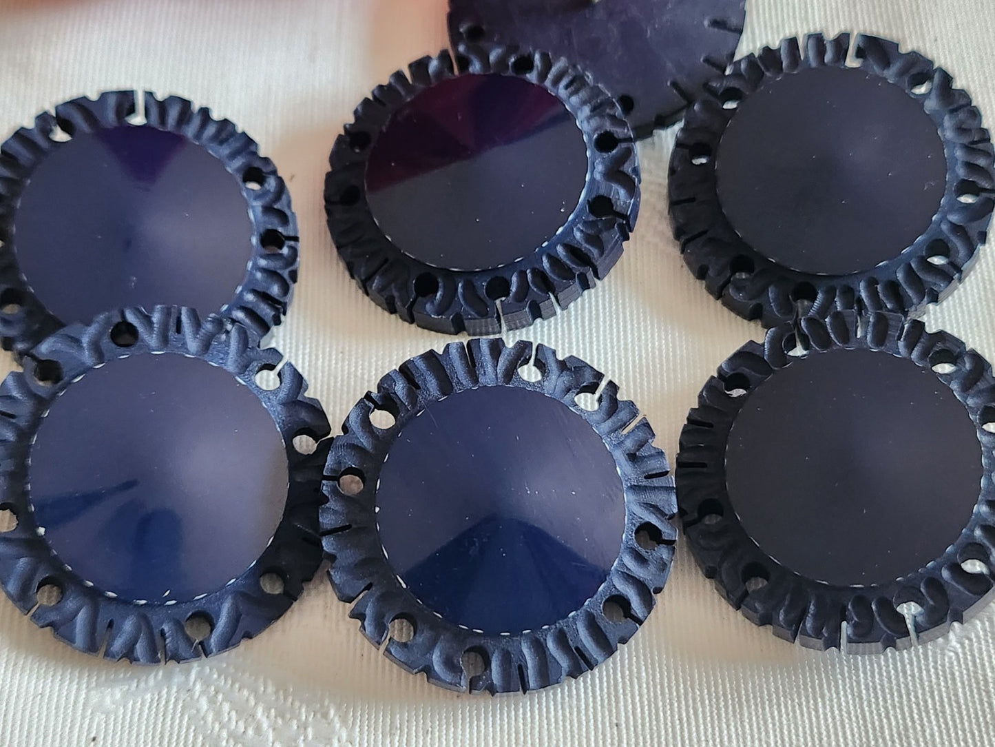 Lot 6 boutons anciens gros bleu dentellé pied laiton 2,8 cm ref 6384