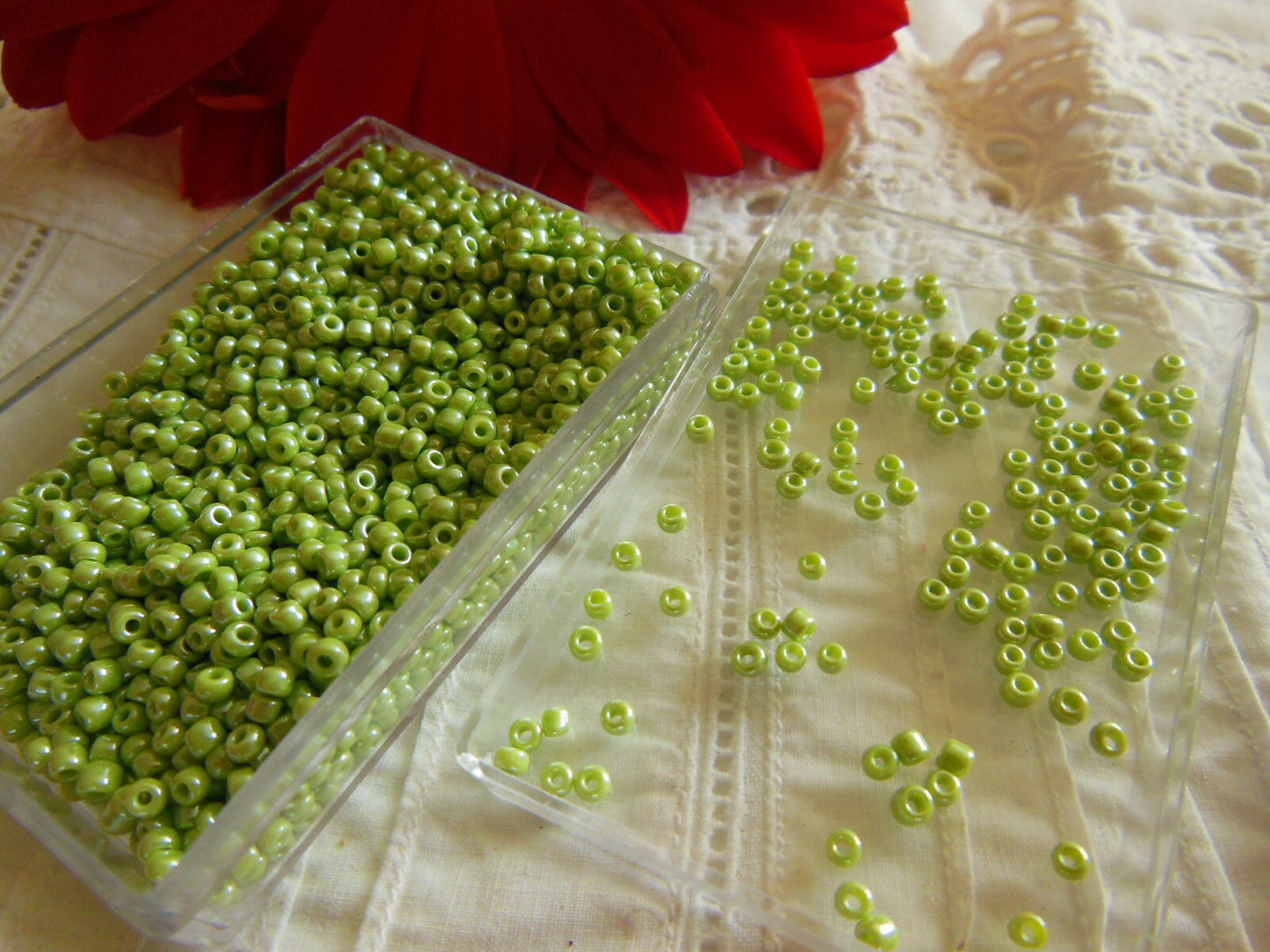 Lot environ 20 grammes de perles de rocaille vert satiné n°3