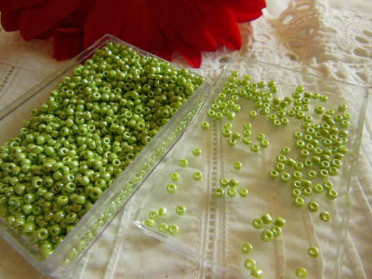 Lot environ 20 grammes de perles de rocaille vert satiné n°3