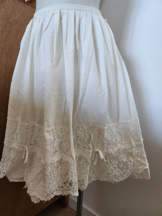 Jupon ancien vintage crème nœud dentelle taille 34/ 36 à vérifier B8