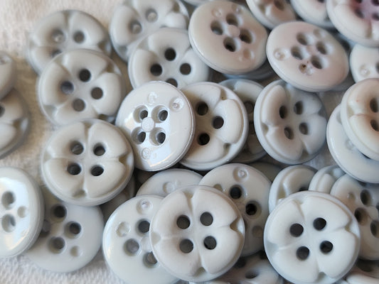 Lot 43  boutons gris fleur  fond d'atelier trous 1,2 cm   ref 1835