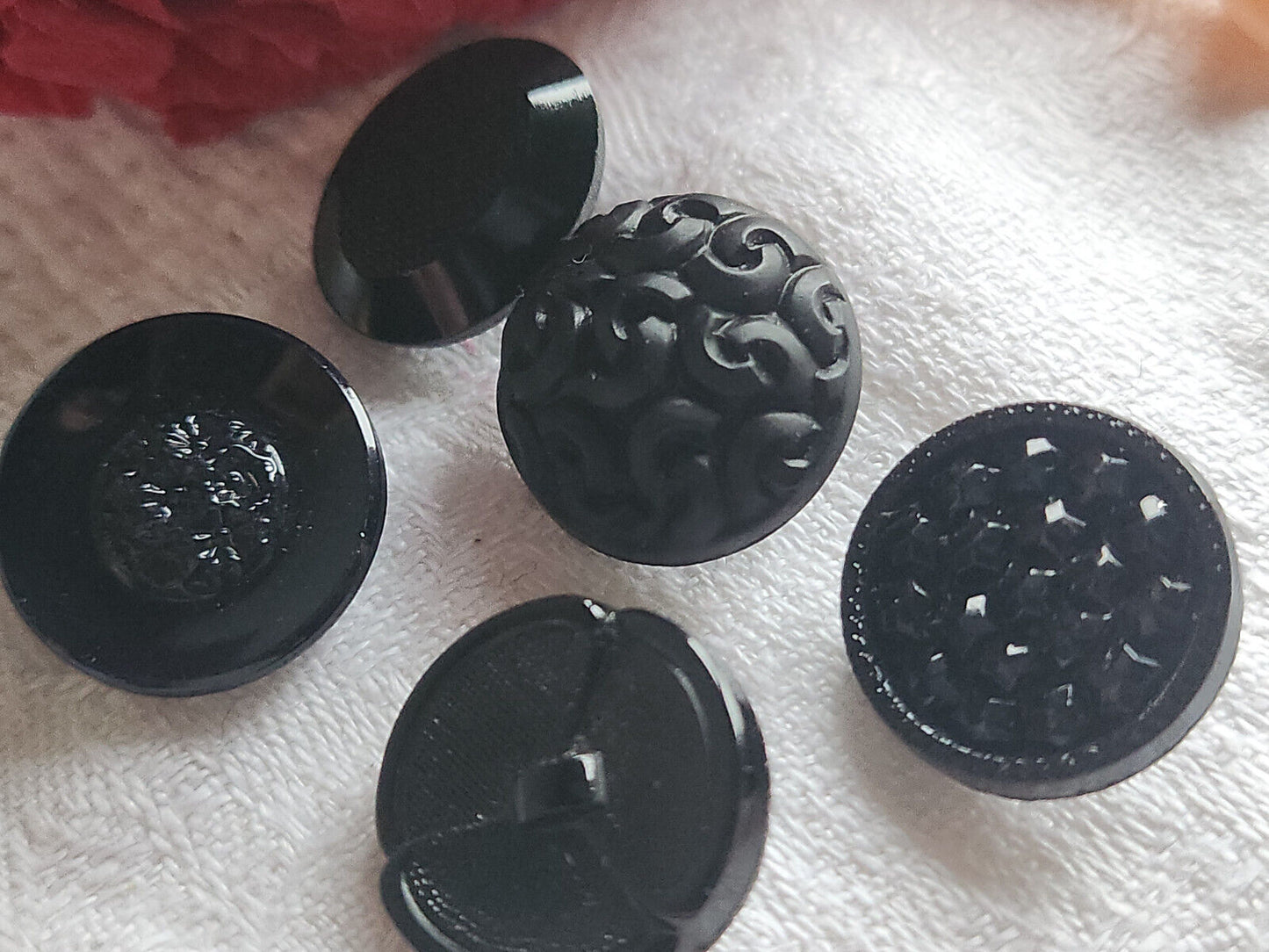 Lot 5 boutons anciens en verre noir panaché  1,7 cm ref 3459