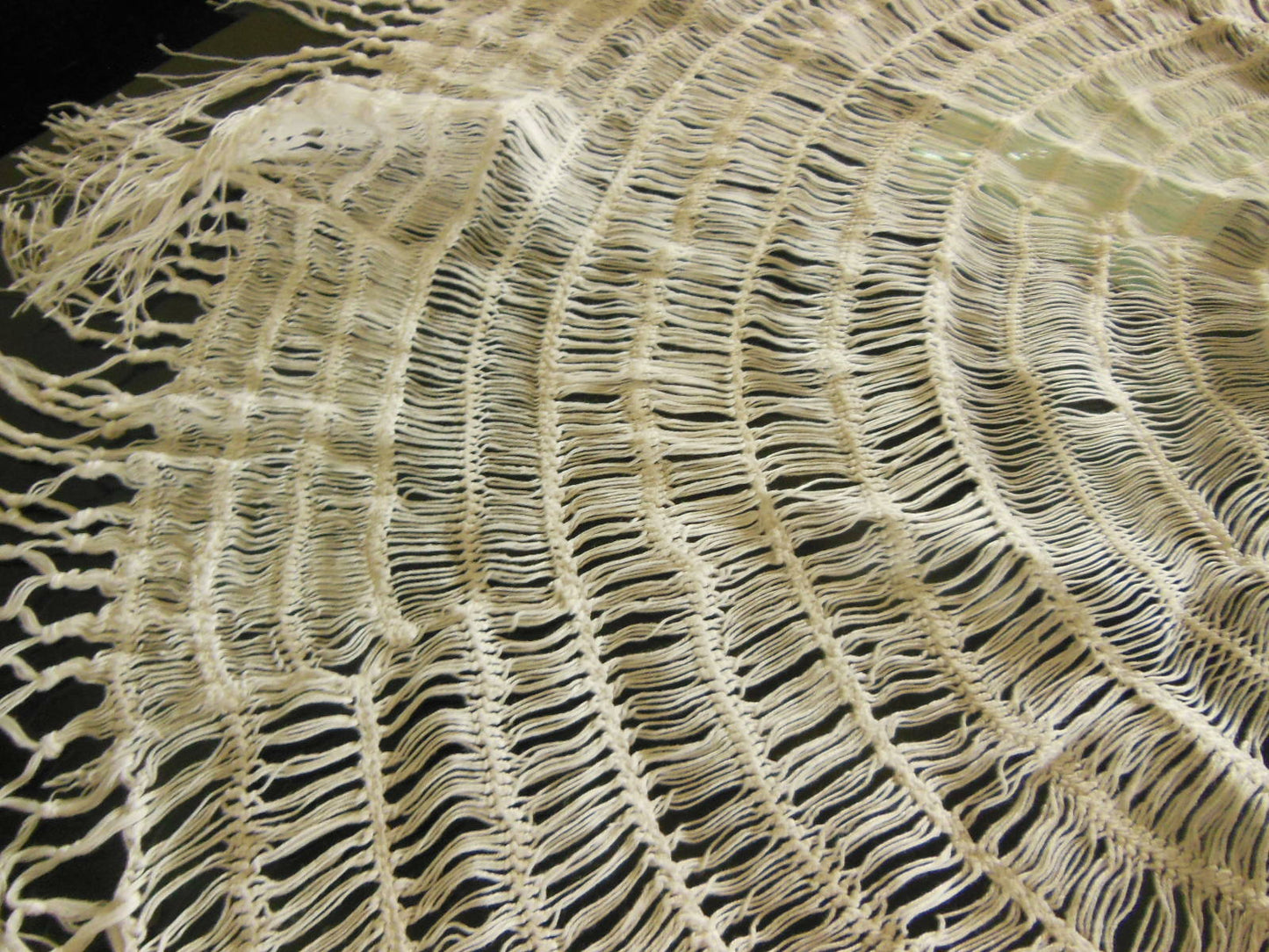 Petite nappe ou surnappe ronde ancienne guéridon franges mains  B6