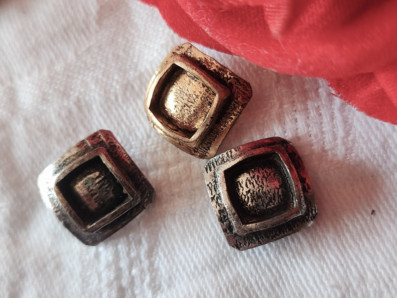 Trio petits boutons vintage en métal 1,3 cm à pied carré  G4J