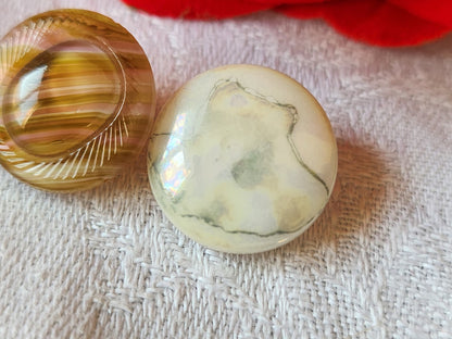 Duo boutons anciens en verre vintage vert  travaillé 1,7 cm D19B