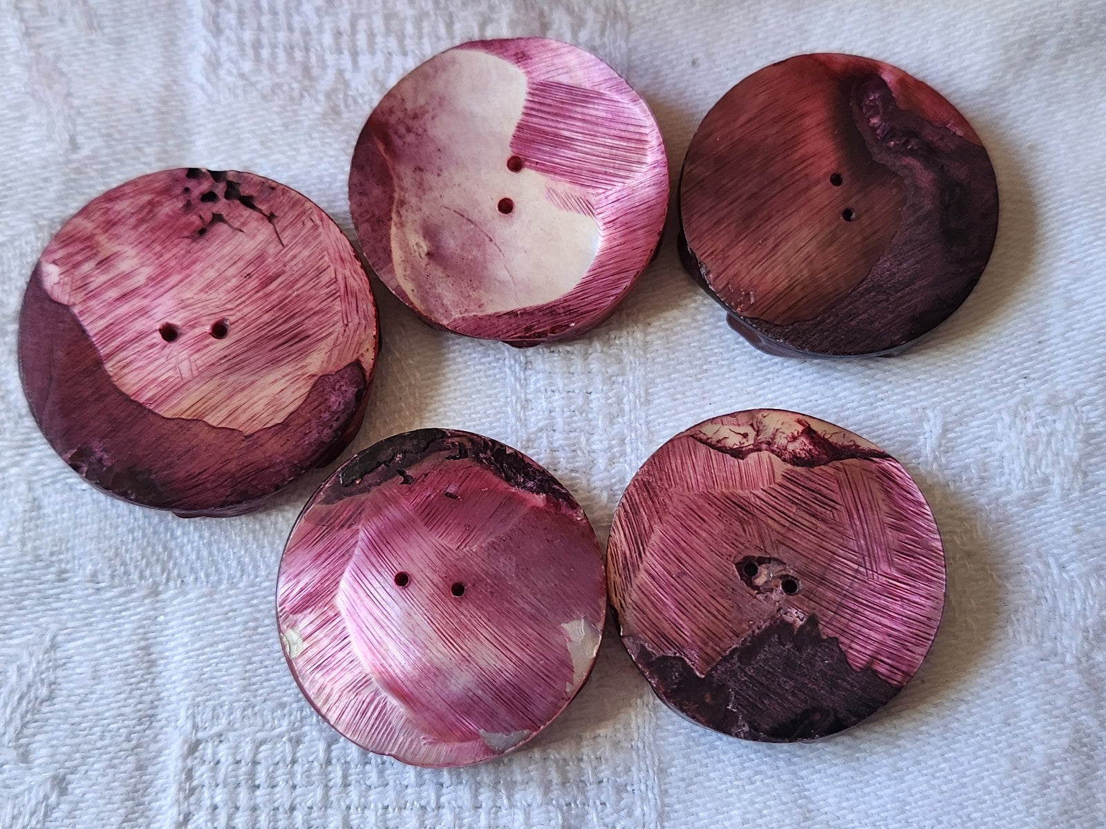 Lot 5 boutons anciens en nacre épais rose 2,5 et 2,7 cm (1 seul)  ref 3791