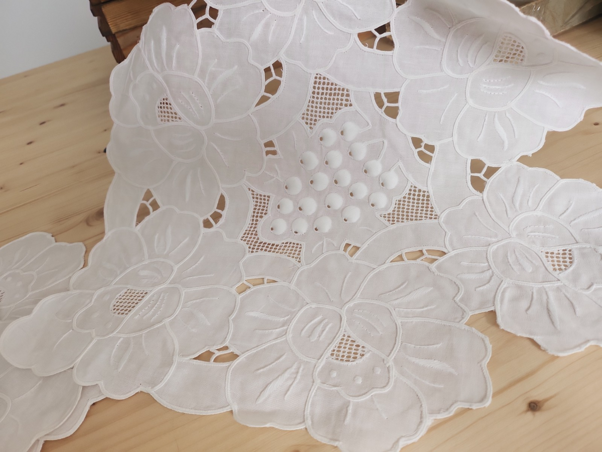 Lot 4 grands napperons vintage ajouré feston création 40 / 49 cm au max B4