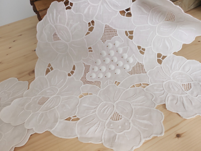 Lot 4 grands napperons vintage ajouré feston création 40 / 49 cm au max B4