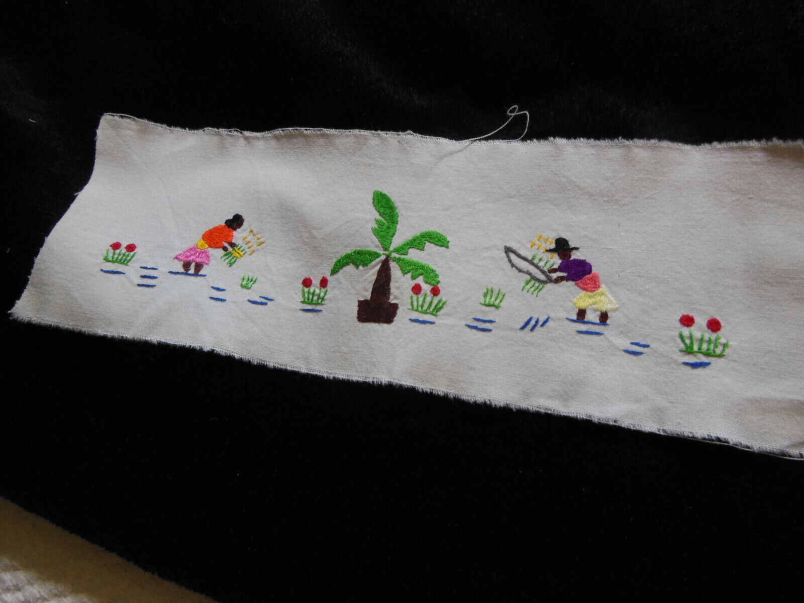 Broderie ancienne colorée personnage champs pour création récup incrustation B7