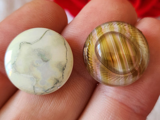 Duo boutons anciens en verre vintage vert  travaillé 1,7 cm D19B