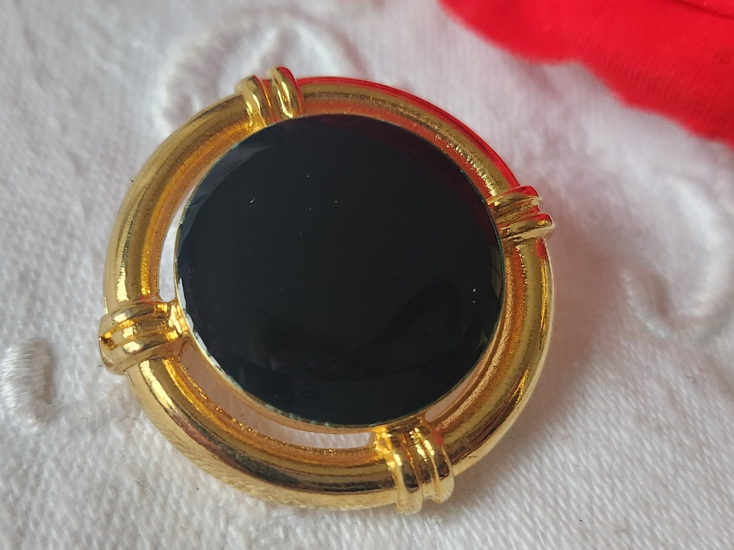 Gros bouton vintage en métal doré et noir bleuté ajouré pied 2,9 cm ref 1290