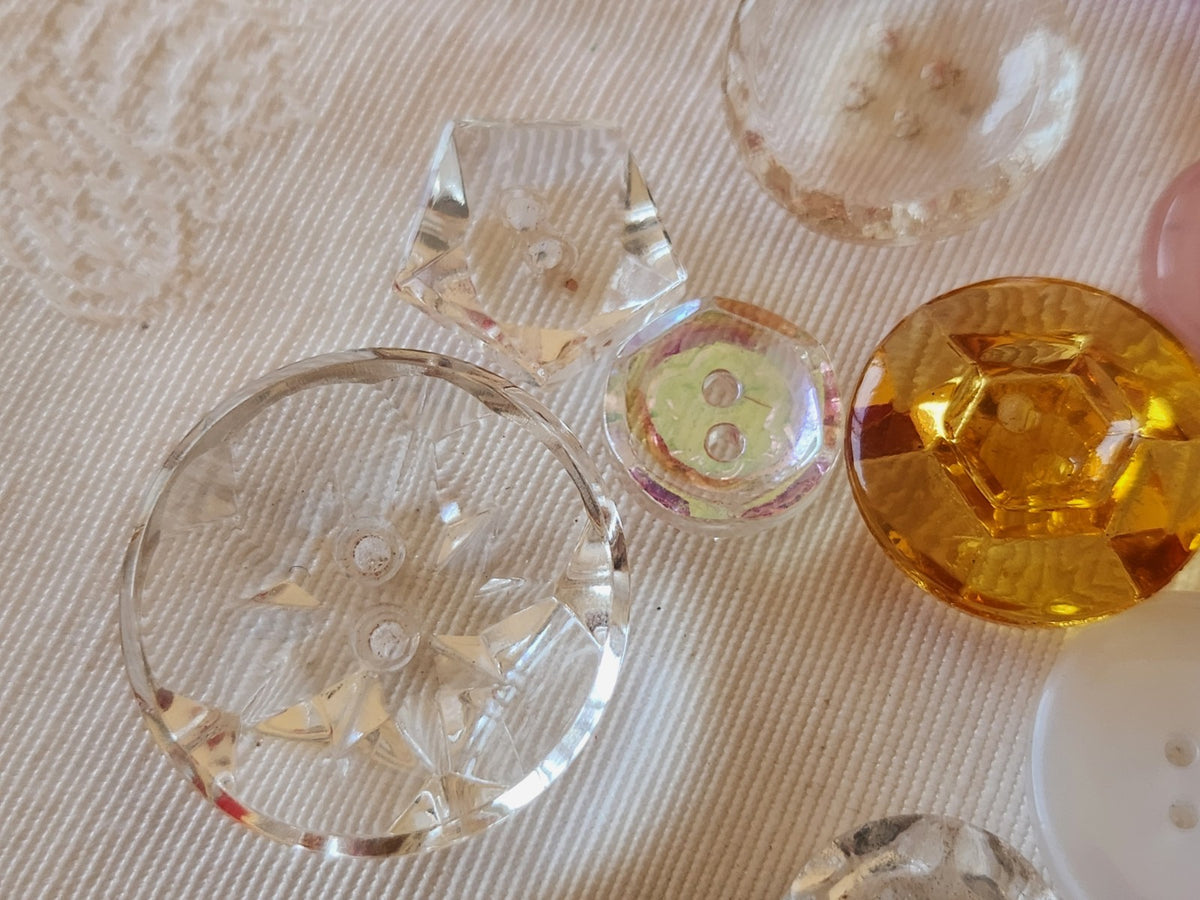 Lot 11 boutons anciens en verre à trous panaché 1,2 à 2,3 cm ref 6621