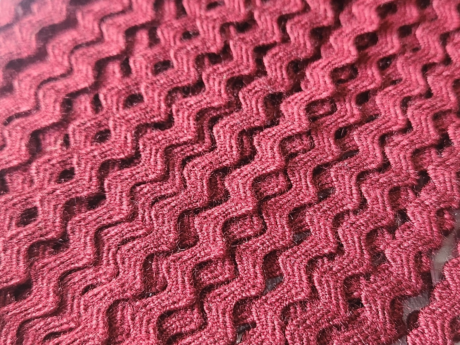 Dentelle vintage serpentine lie de vin croquet 6 métres sur 0,9 cm A2