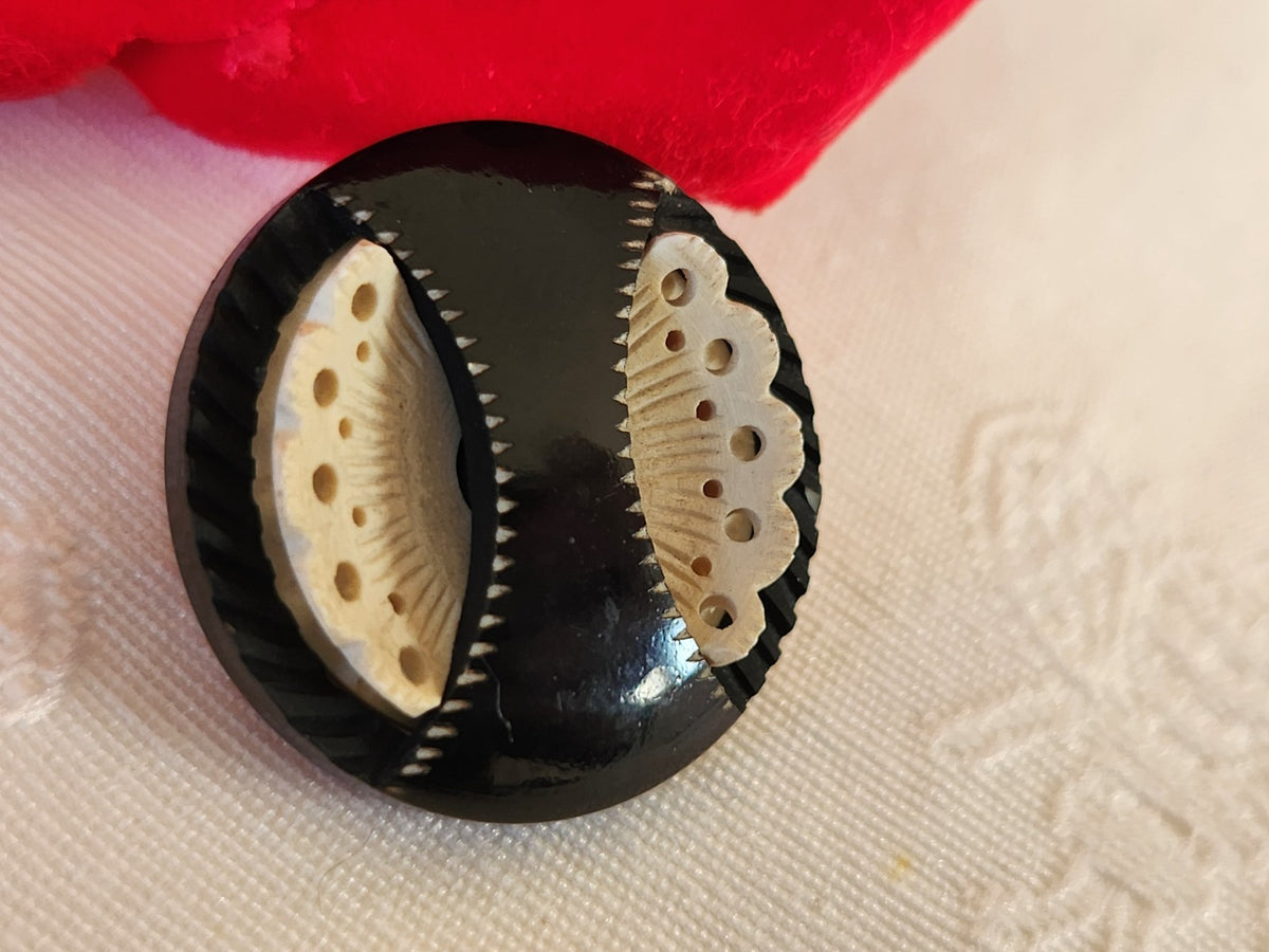 Bouton ancien collection  noir creme sculpté pied metal 2,3 cm D13H