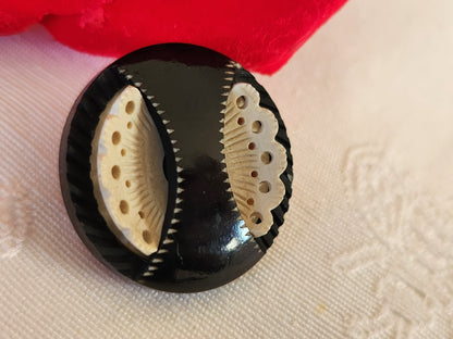 Bouton ancien collection  noir creme sculpté pied metal 2,3 cm D13H